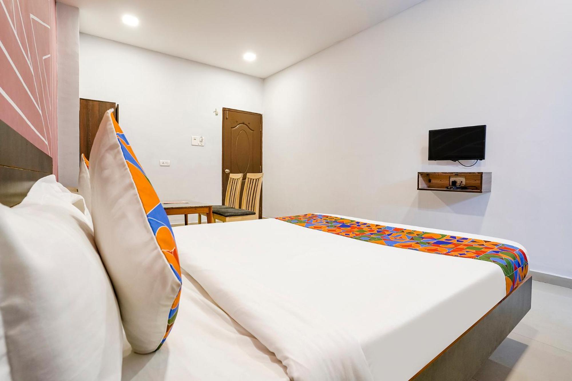 OYO 74642 Hotel Rajmandir Bhatha Bagian luar foto